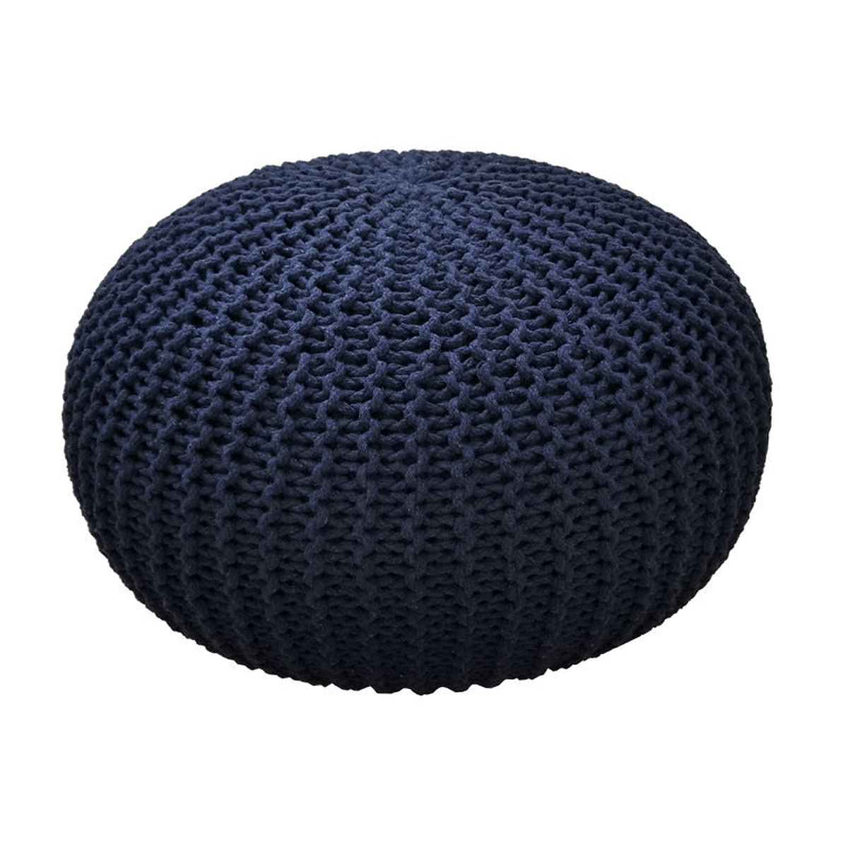 Pouf rond en grosse maille bleu marine, vu de trois quarts sur fond blanc