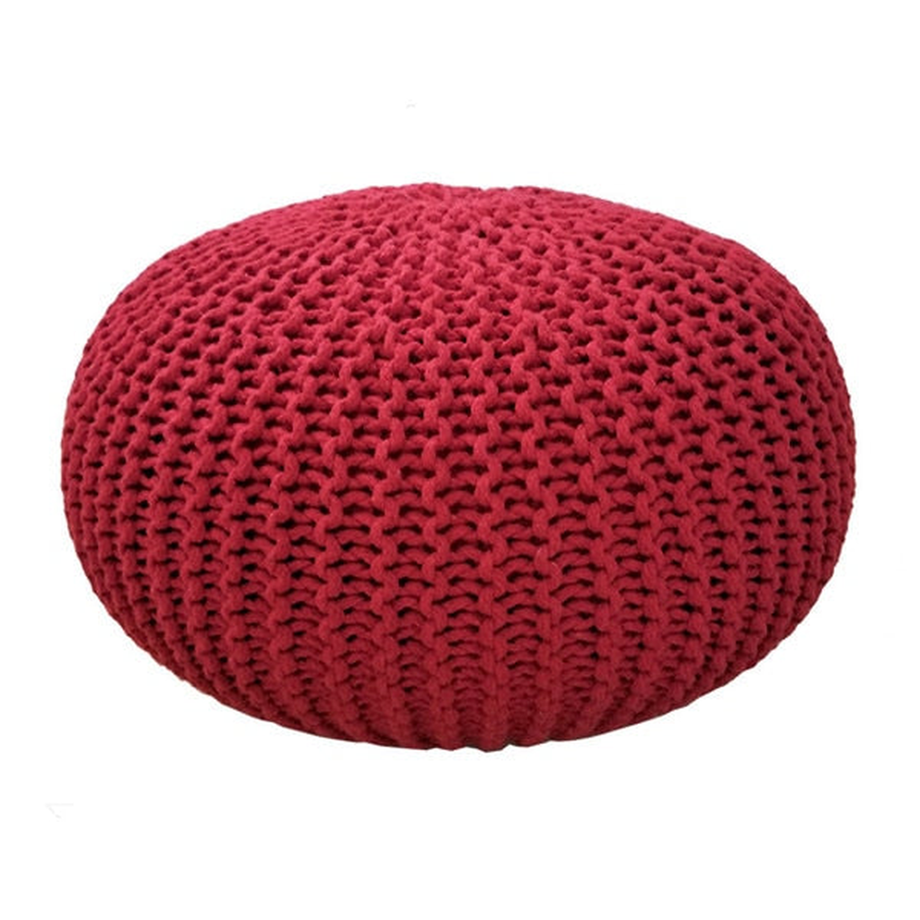 Pouf rond en grosse maille rouge, vu de trois quarts sur fond blanc