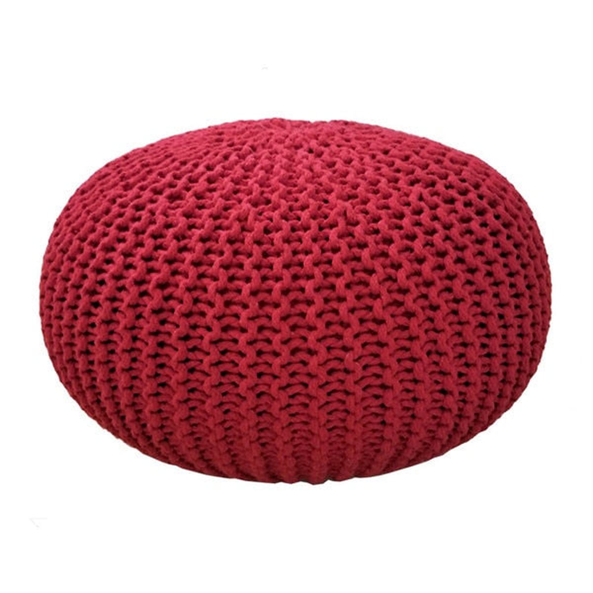 Pouf rond en grosse maille rouge, vu de trois quarts sur fond blanc
