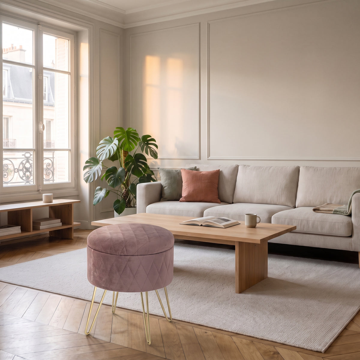 Pouf rond de rangement imitation velours rose dans le salon
