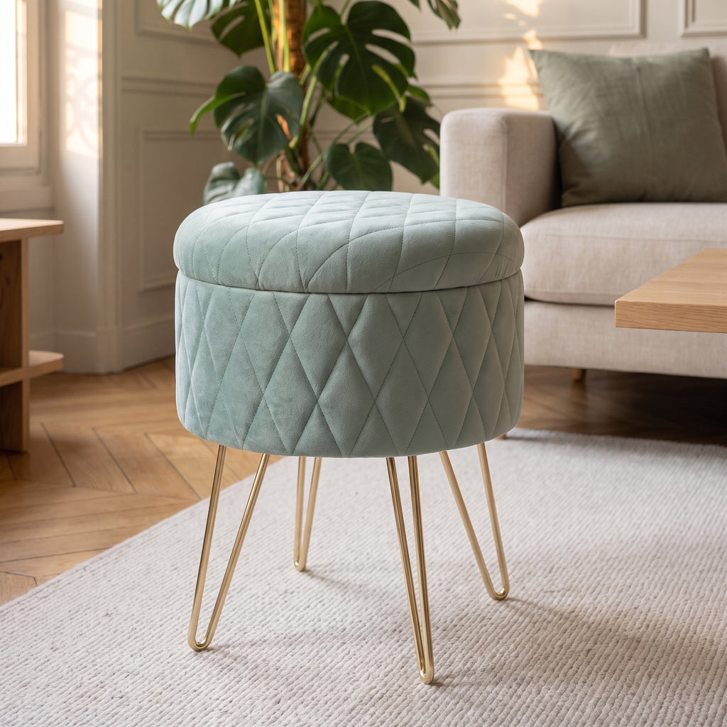 Pouf rond de rangement imitation velours vert clair dans le salon