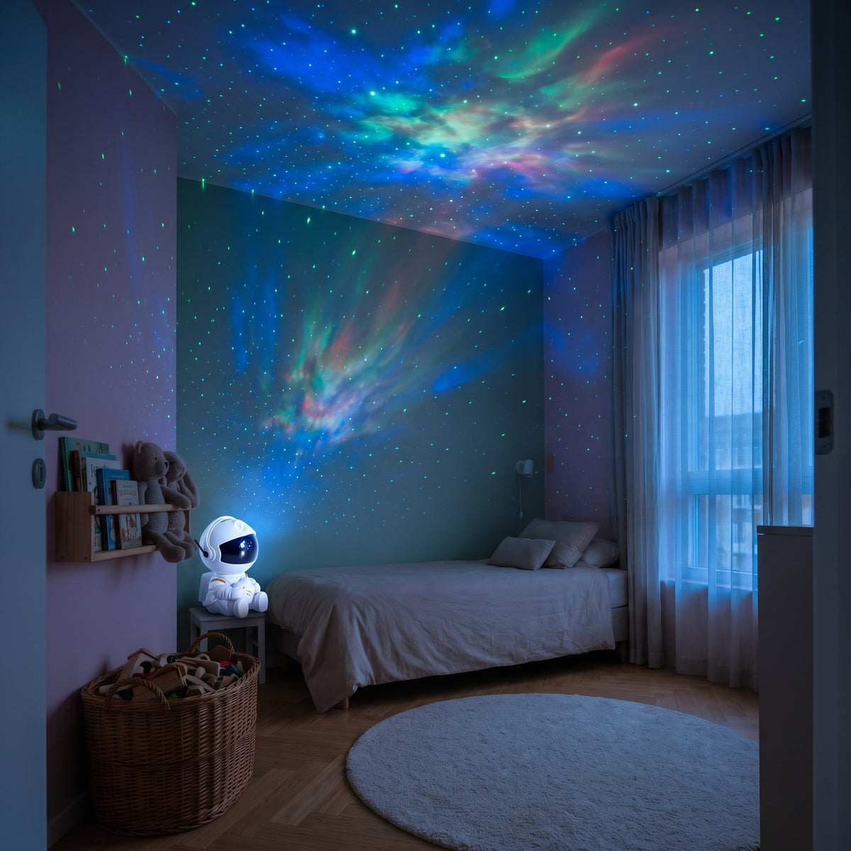 Nébuleuse et ciel étoilé projetés au plafond d'une chambre d'enfant par la veilleuse allumée
