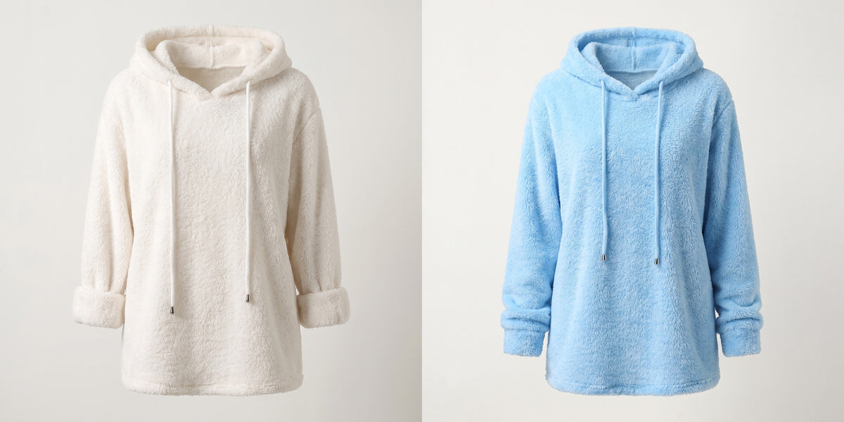 Pull long à capuche peluche blanc et bleu présentés côte à côte pour comparer les coloris
