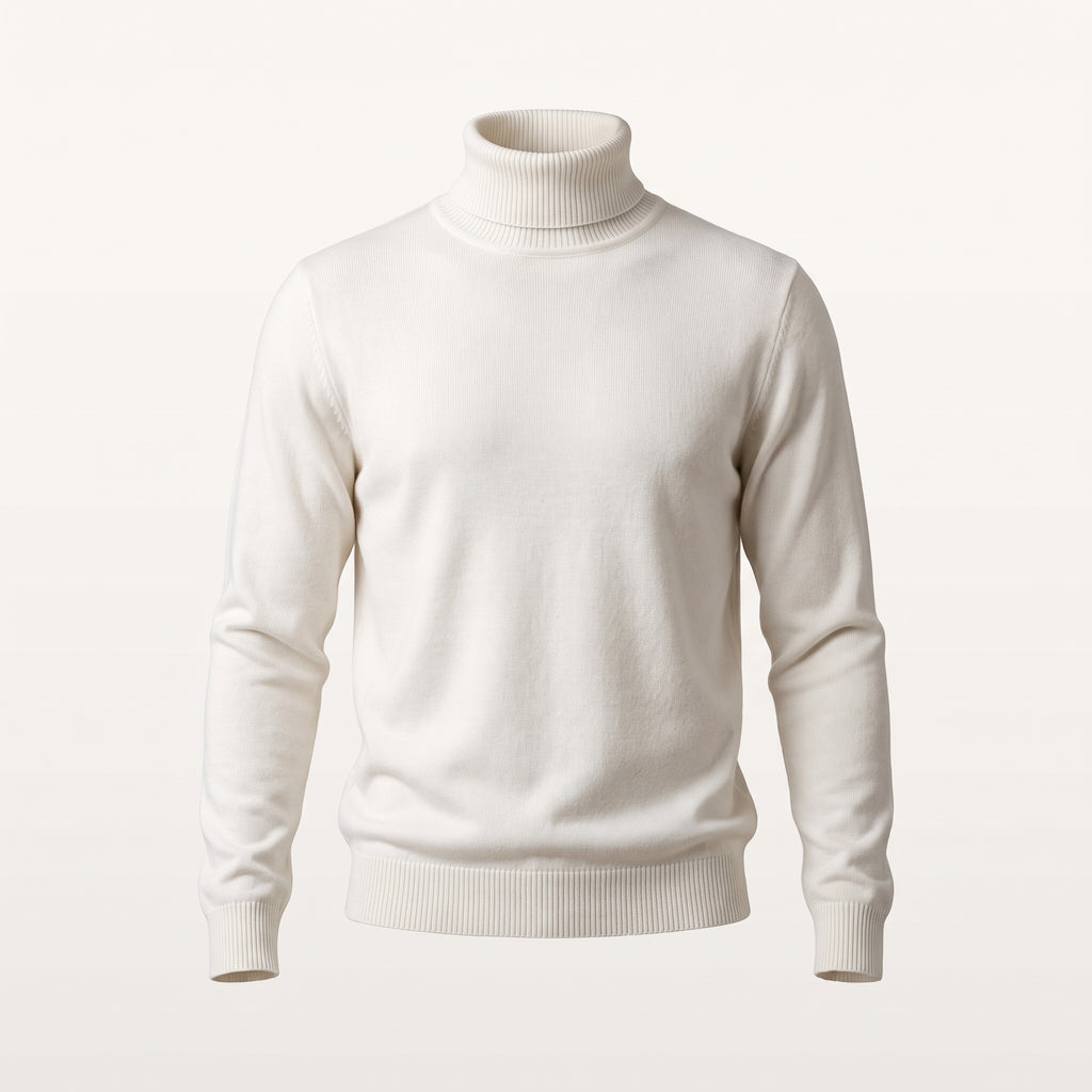 Pull col roulé blanc sur mannequin invisible, maille fine unie, fond beige clair