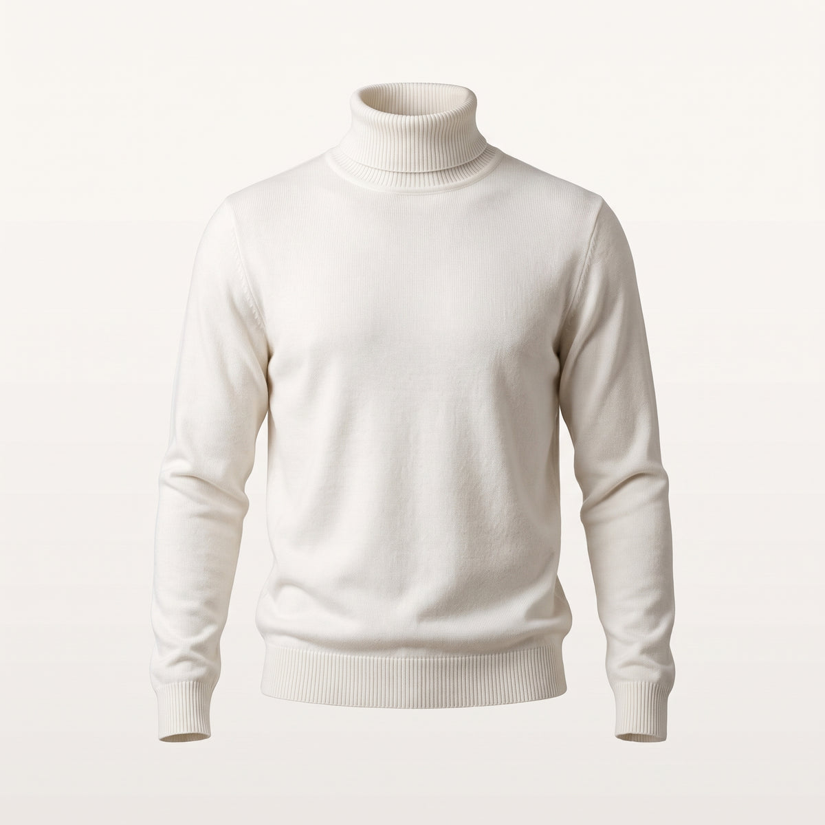 Pull col roulé blanc sur mannequin invisible, maille fine unie, fond beige clair