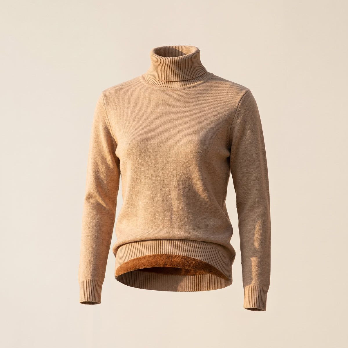 Pull col roulé camel sur mannequin invisible, doublure polaire visible, fond beige clair