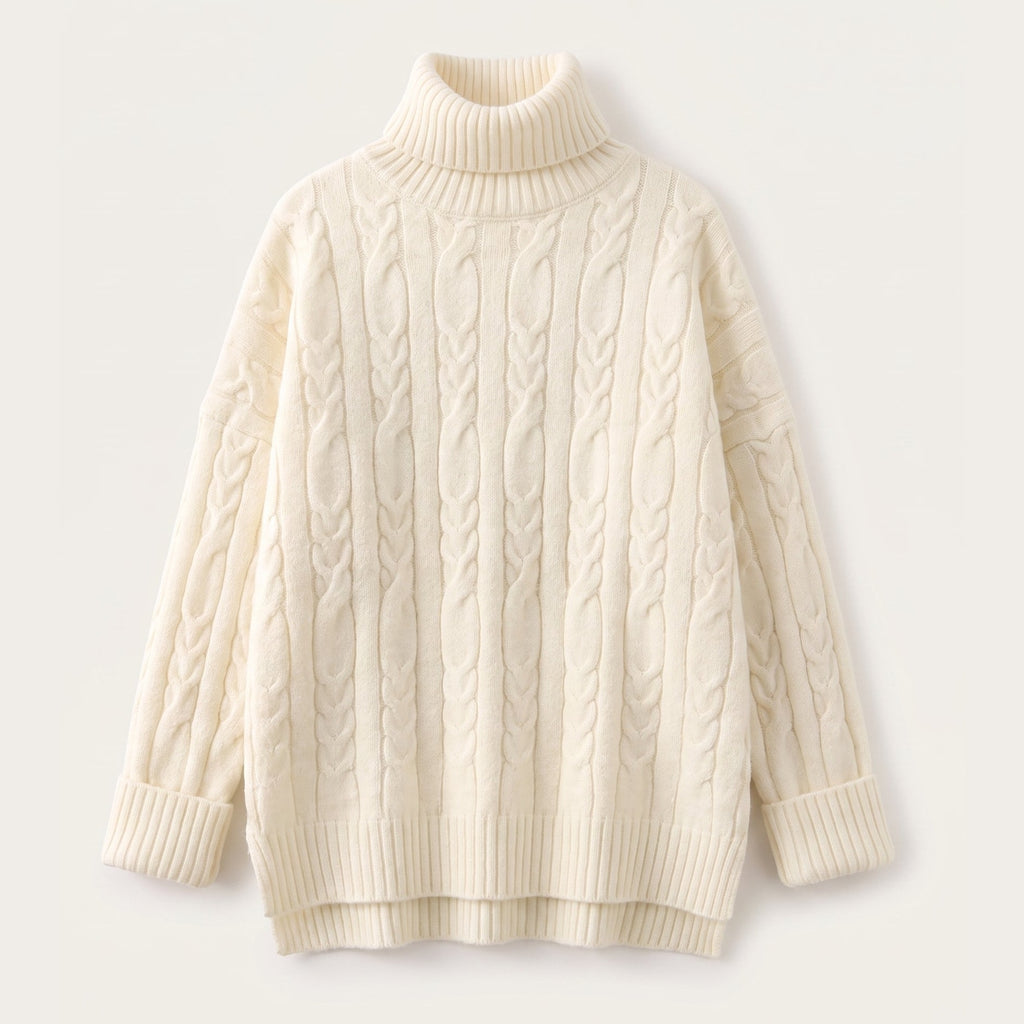 Pull court à col roulé blanc cassé vu de face, sur fond uni