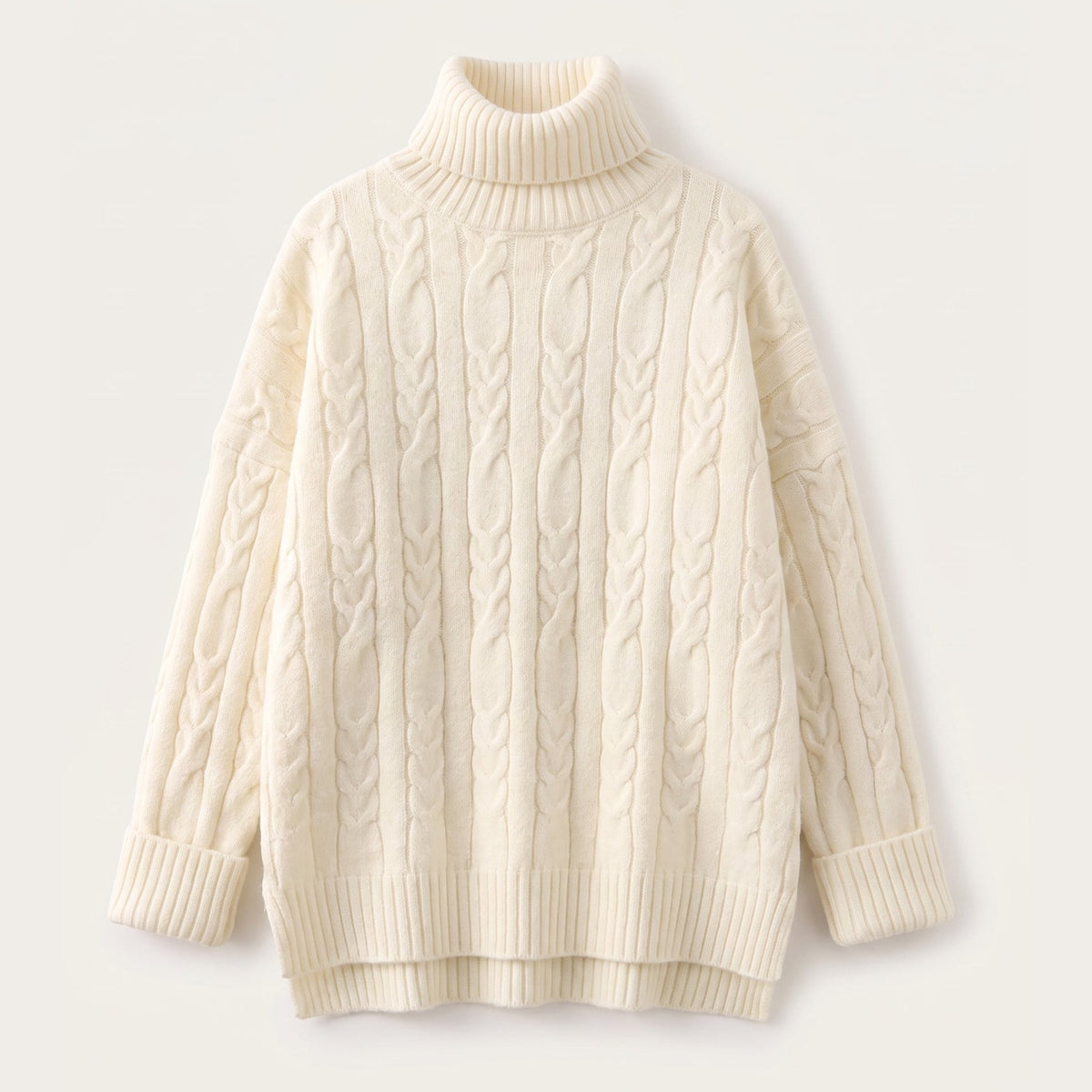 Pull court à col roulé blanc cassé vu de face, sur fond uni