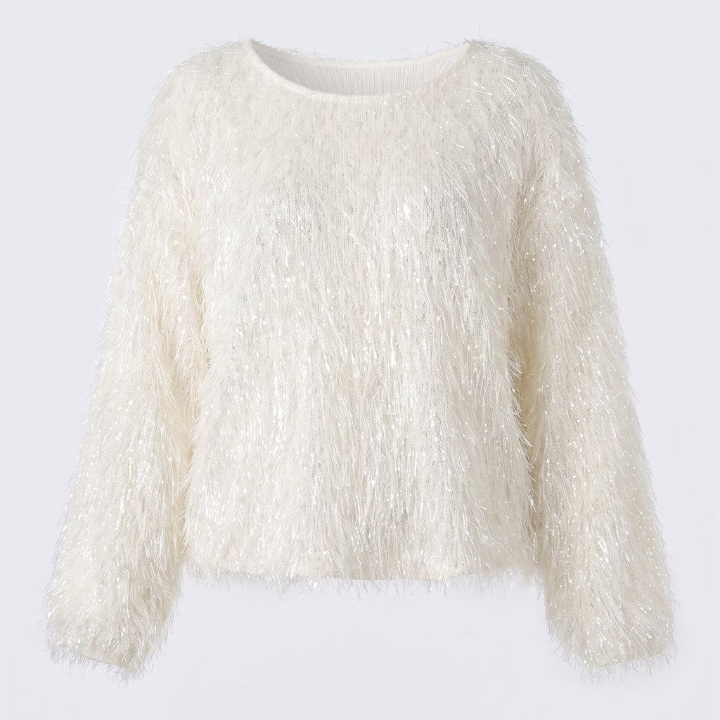 Pull à longs poils blanc nacré vu de face, sur fond uni
