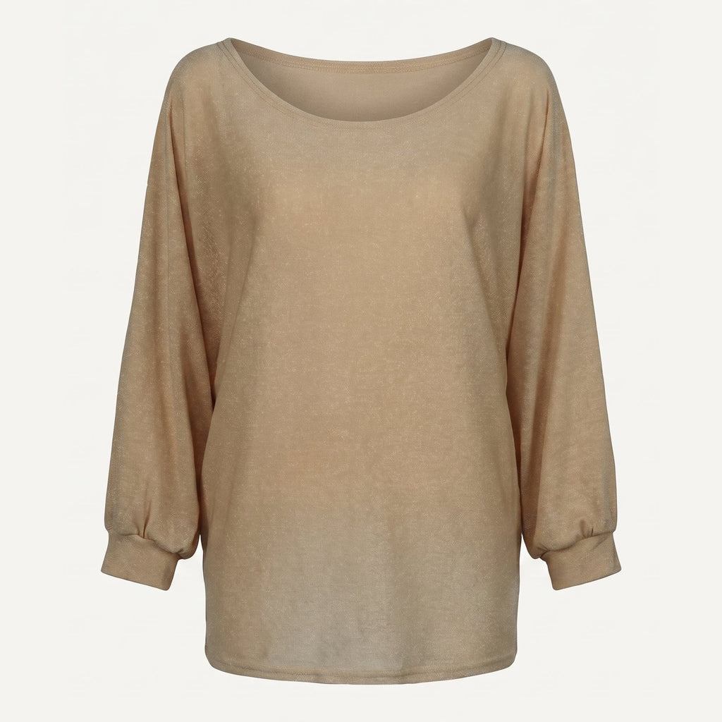 Pull fin à encolure bateau beige vu de face, sur fond uni