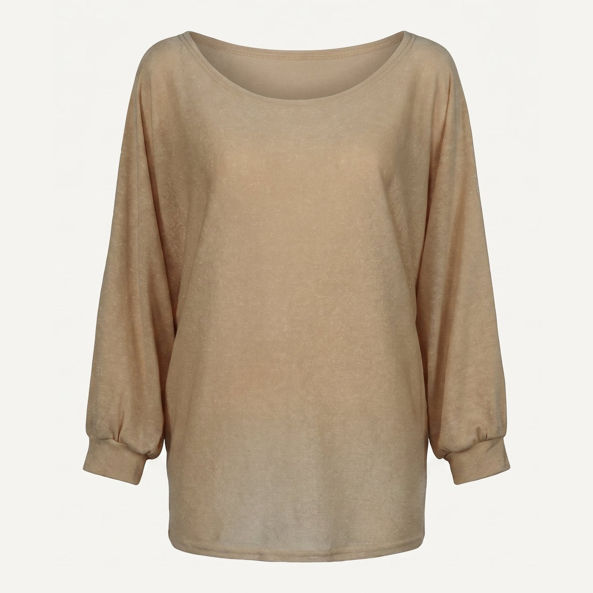 Pull fin à encolure bateau beige vu de face, sur fond uni