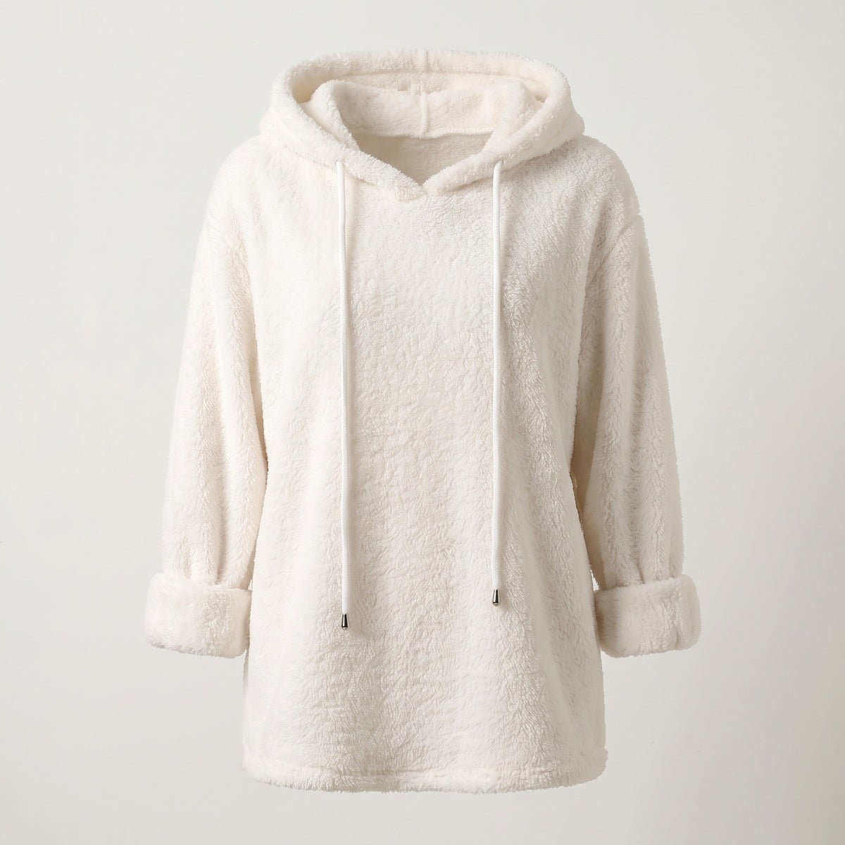 Pull long à capuche peluche blanc présenté seul de face sur fond clair
