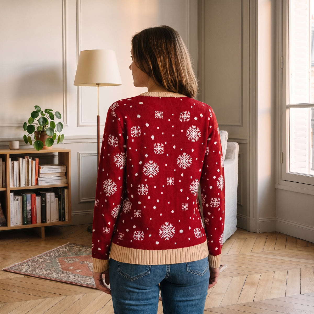 Dos du pull de Noël femme rouge décoré de flocons