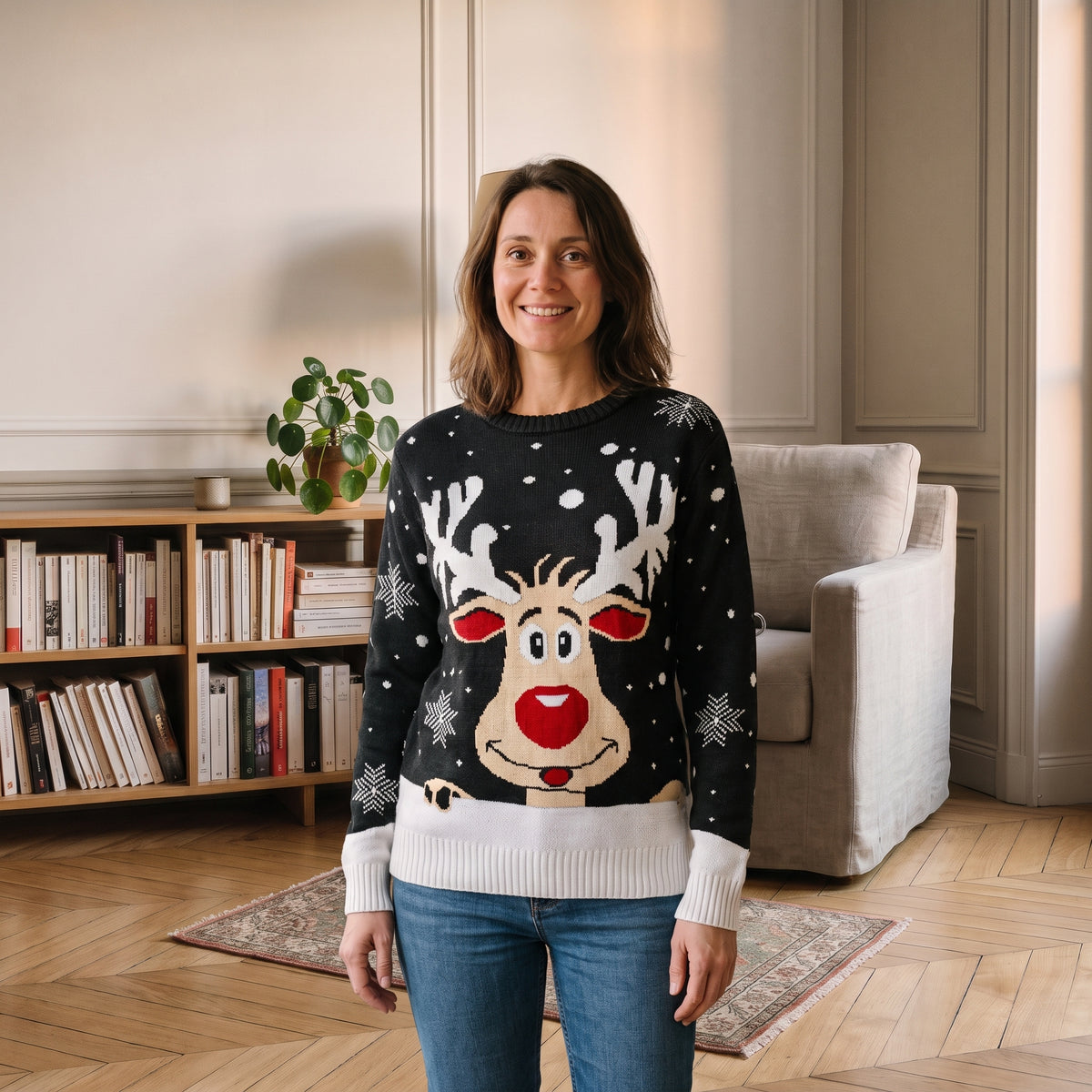 Pull de Noël femme noir à grand renne porté dans un coin lecture Image