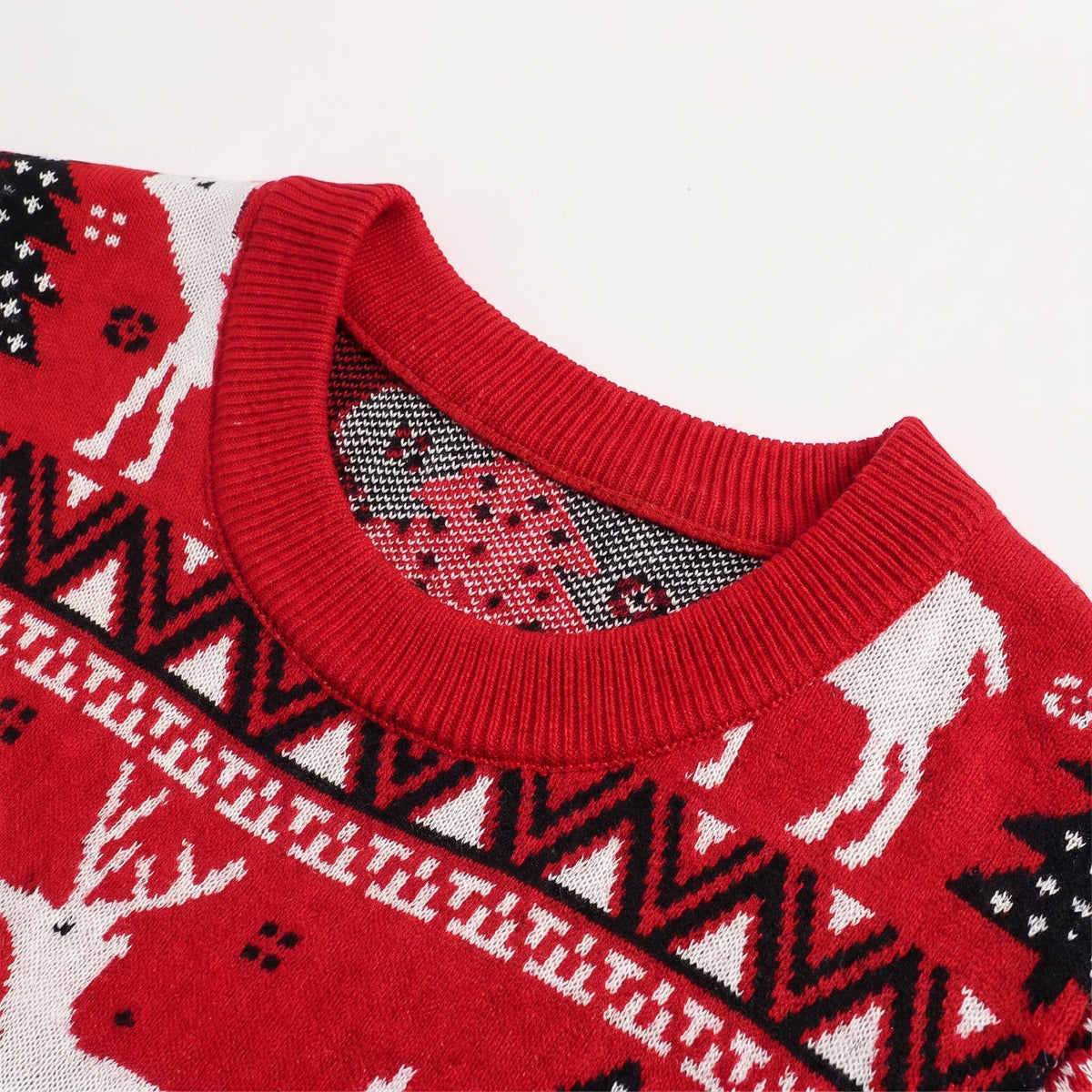 Détail du col et du motif du pull de Noël rouge à rennes et sapins Image