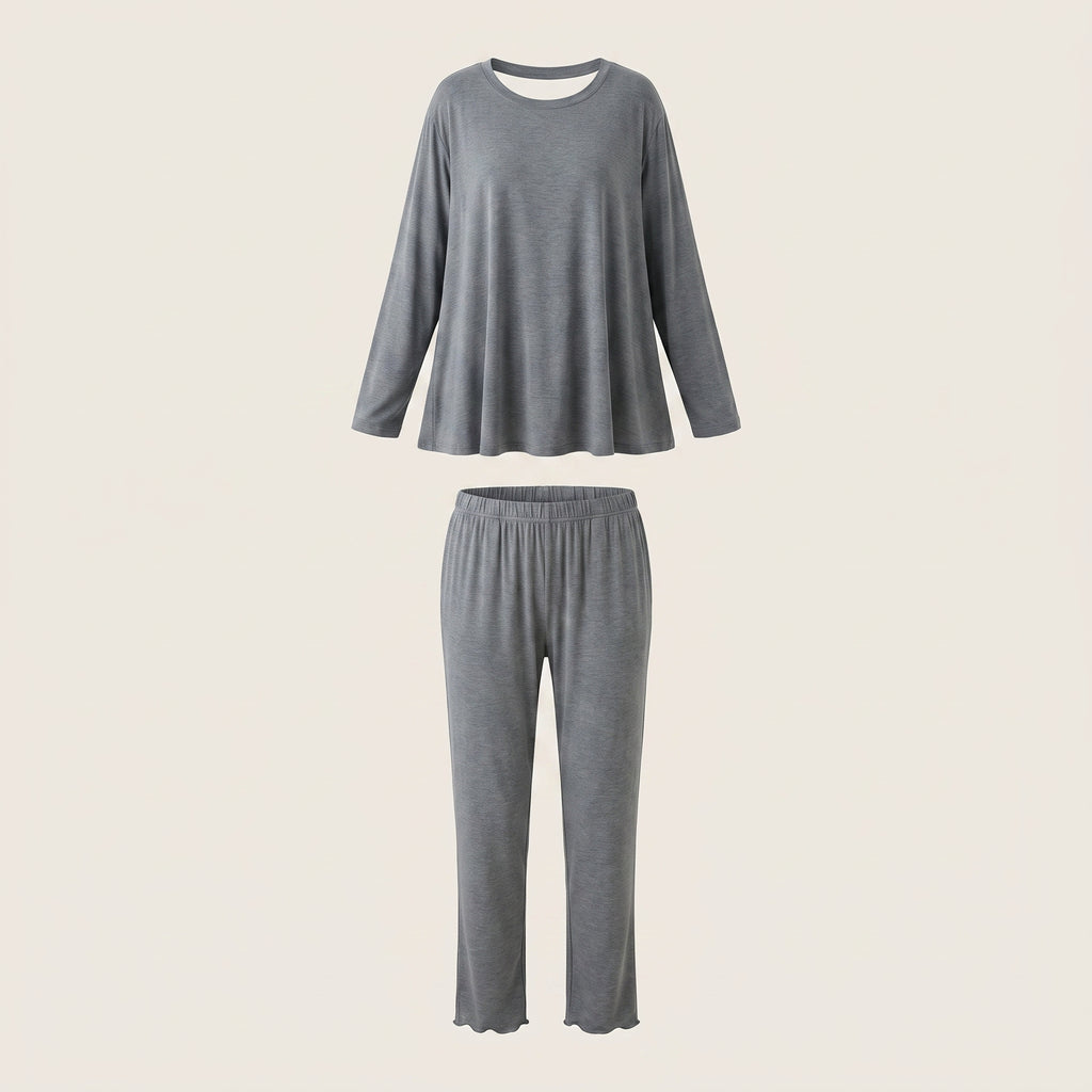 Haut et bas du pyjama en modal gris ardoise présentés en volume sur fond beige clair.