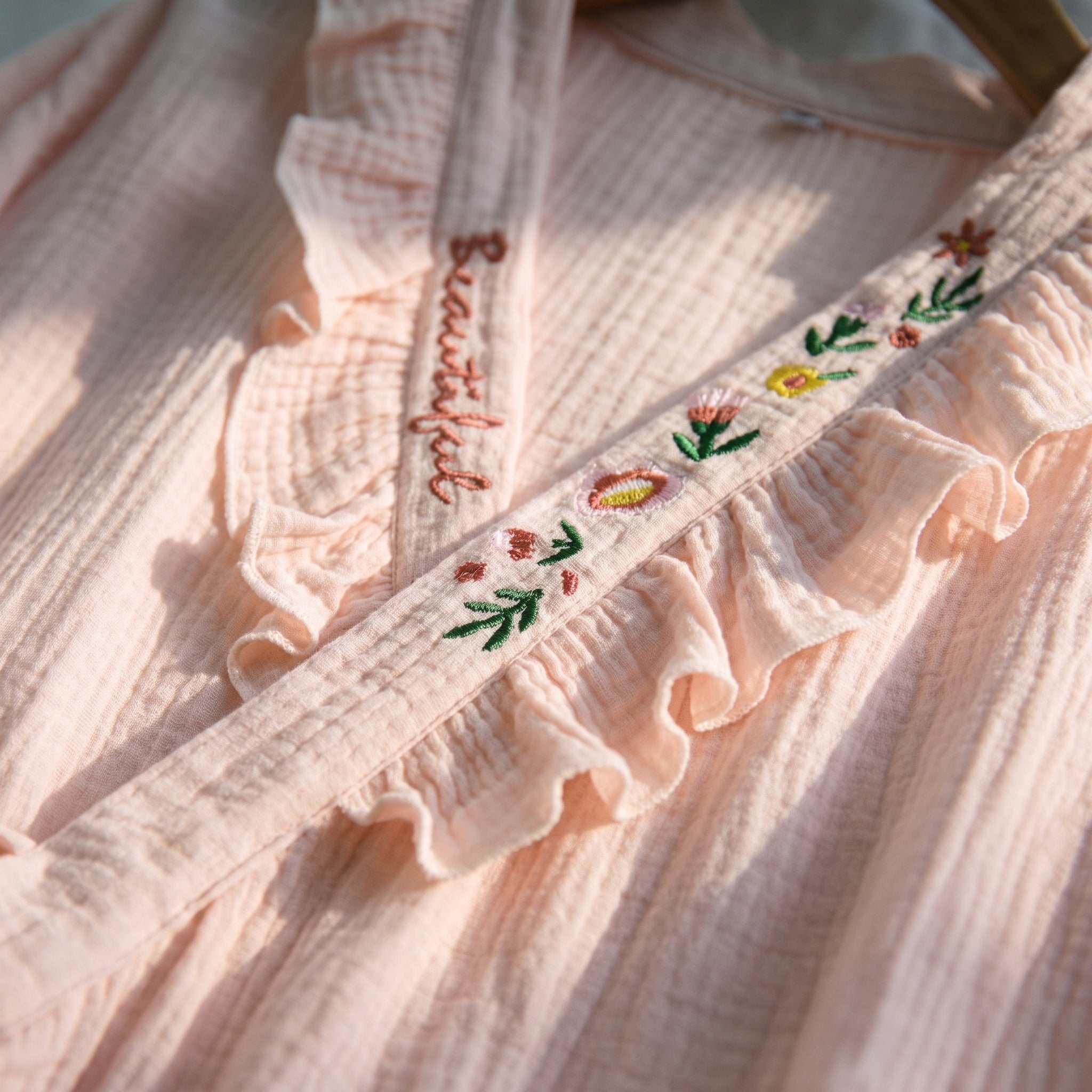 Broderie florale et mot Beautiful sur le croisé du pyjama Image