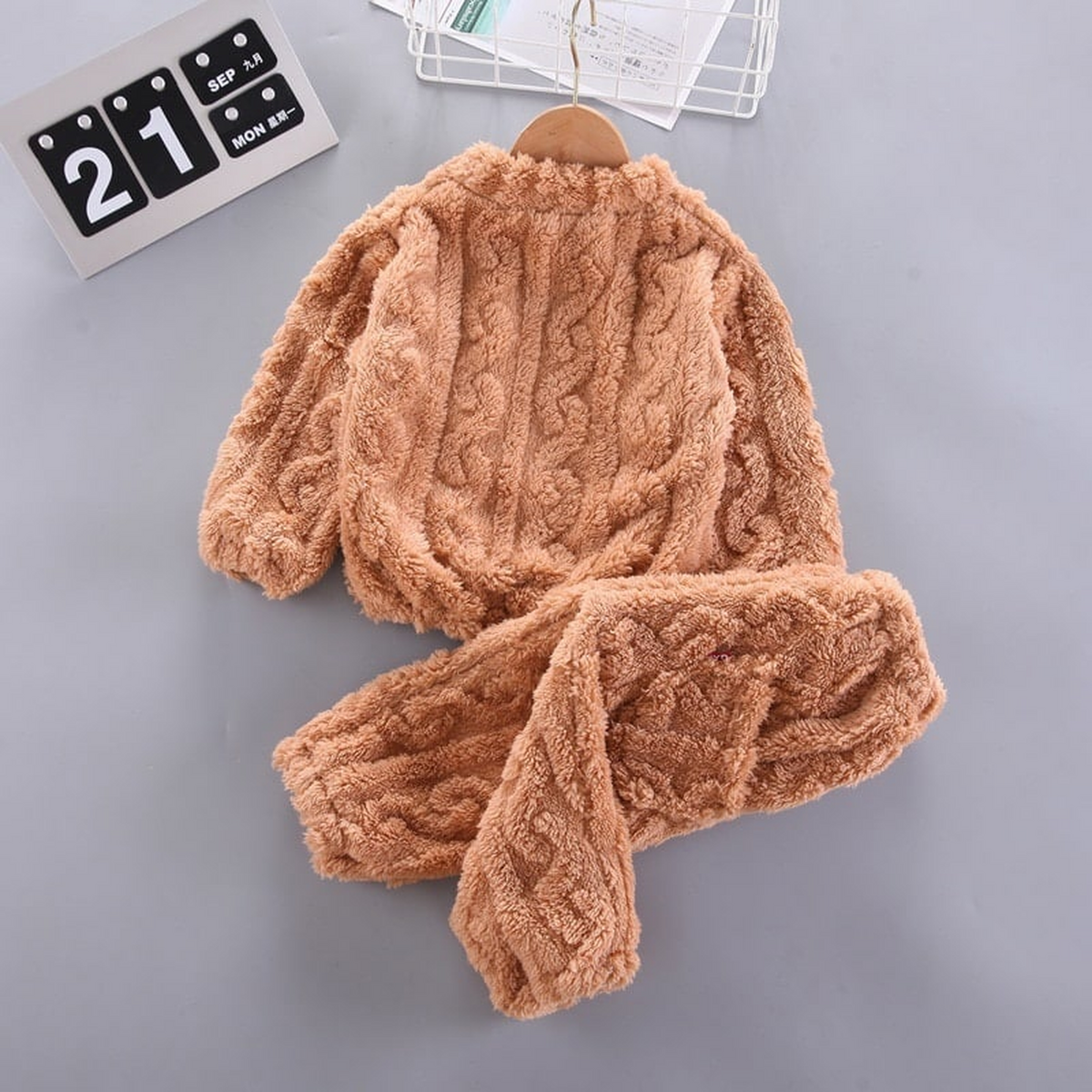 Haut et pantalon du pyjama bébé marron à torsades présentés ensemble