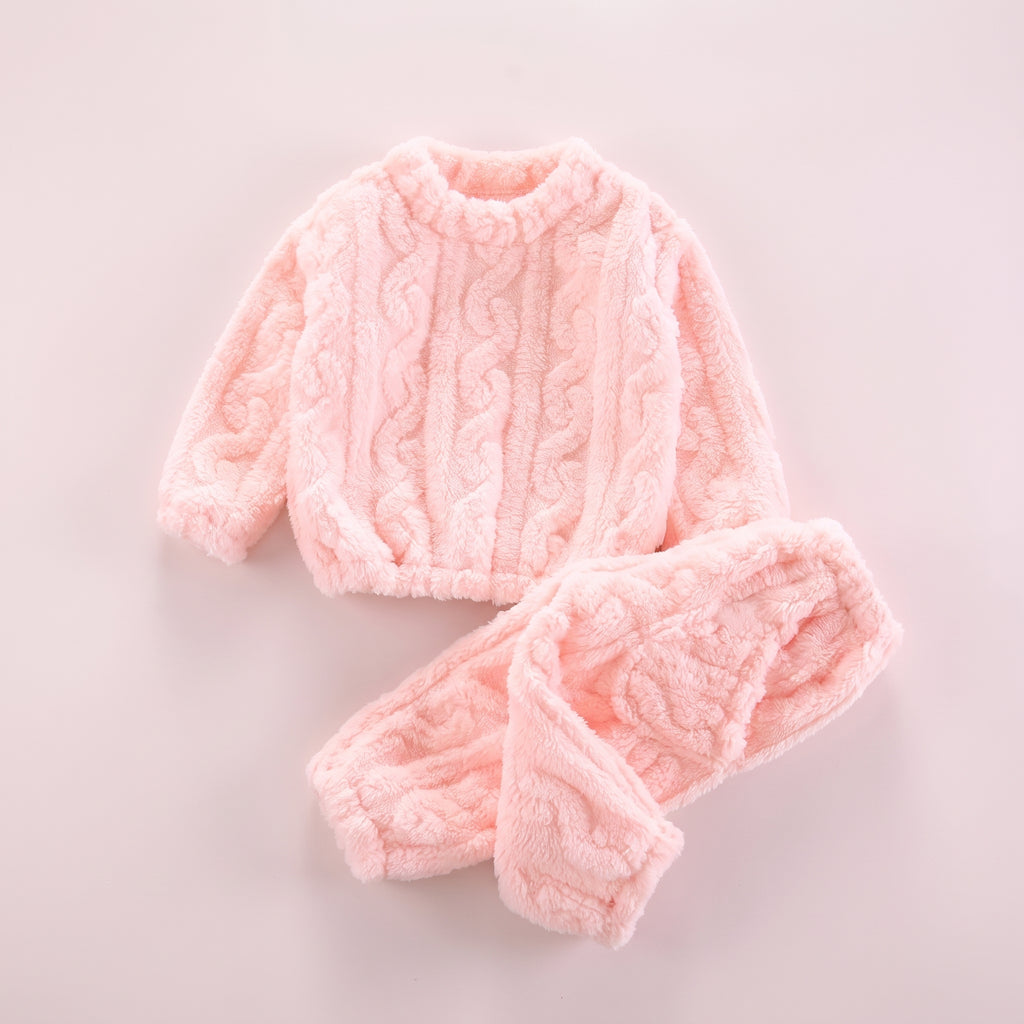 Haut et pantalon du pyjama bébé rose à torsades présentés ensemble