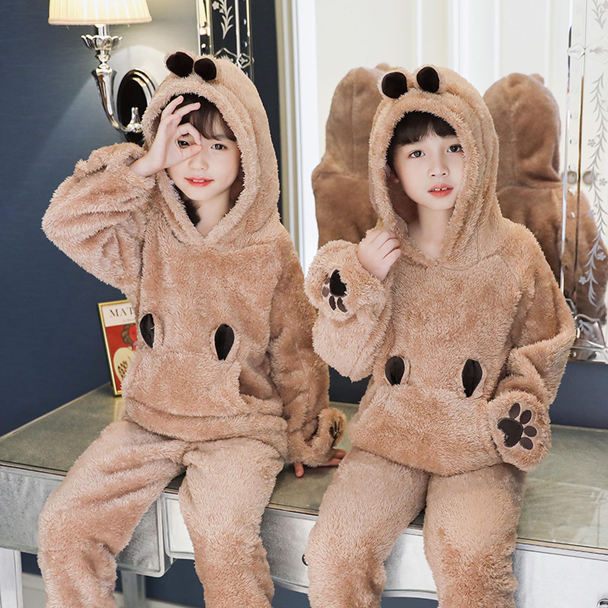 Pyjama en flanelle à capuche ours brun, vue rapprochée sur fond blanc Image