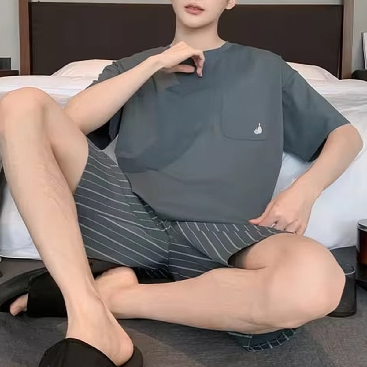 Détail réel du pyjama d'été homme sobre à short rayé, Anthracite à fines rayures Image