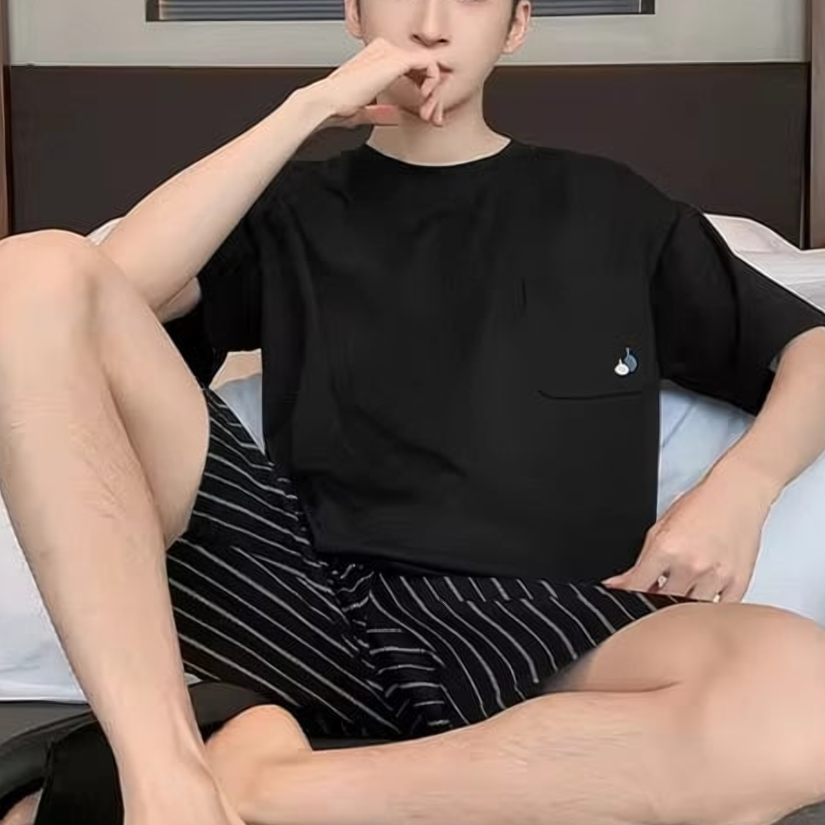 Détail réel du pyjama d'été homme sobre à short rayé, Noir à rayures diagonales Image
