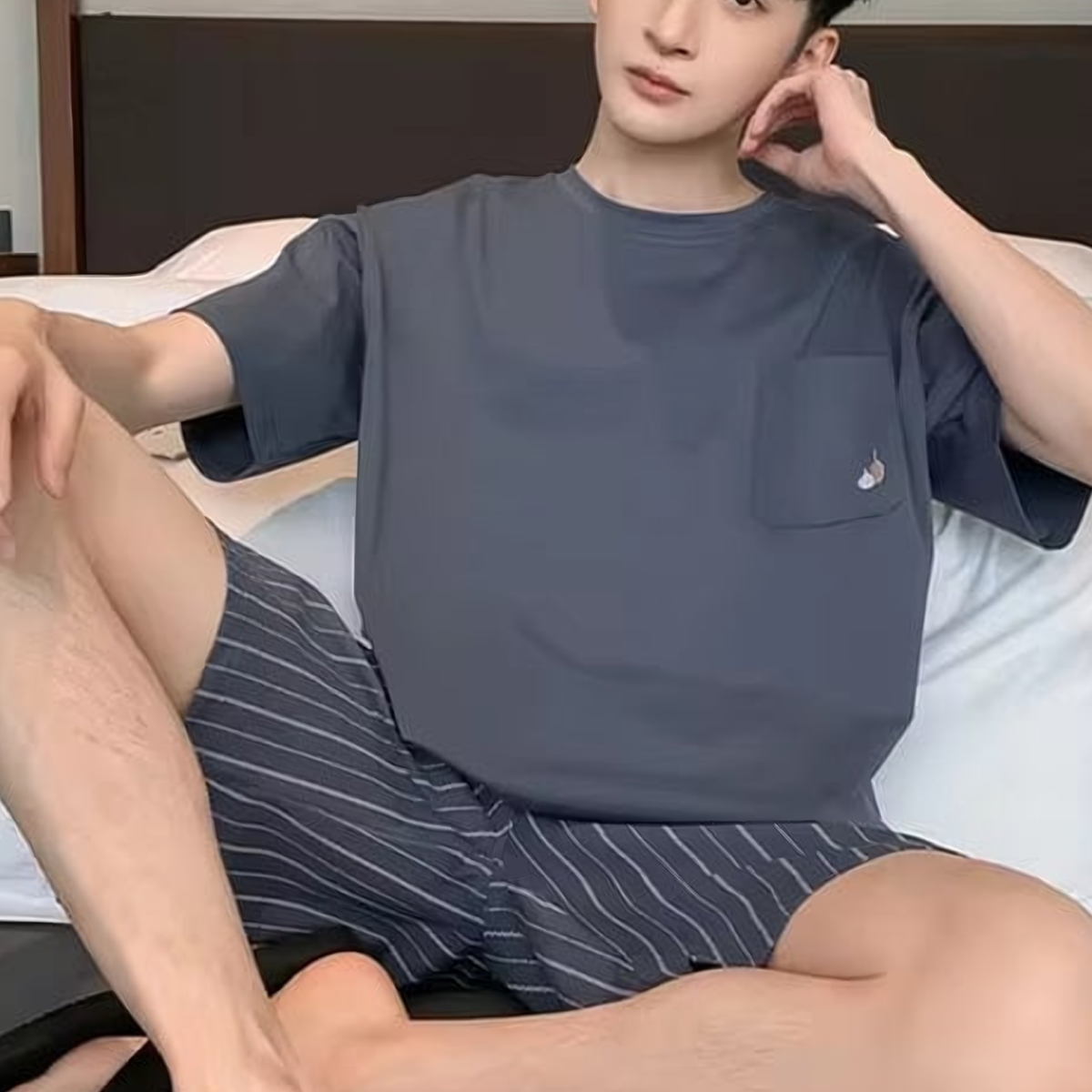 Détail réel du pyjama d'été homme sobre à short rayé, Bleu ardoise à rayures Image