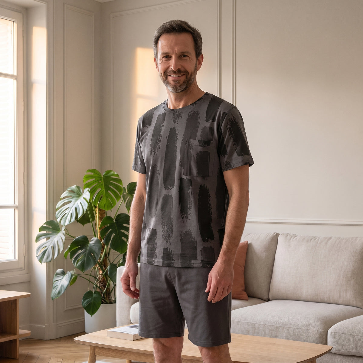 Mannequin Cocooning portant le pyjama homme, modèle Gris à barres abstraites