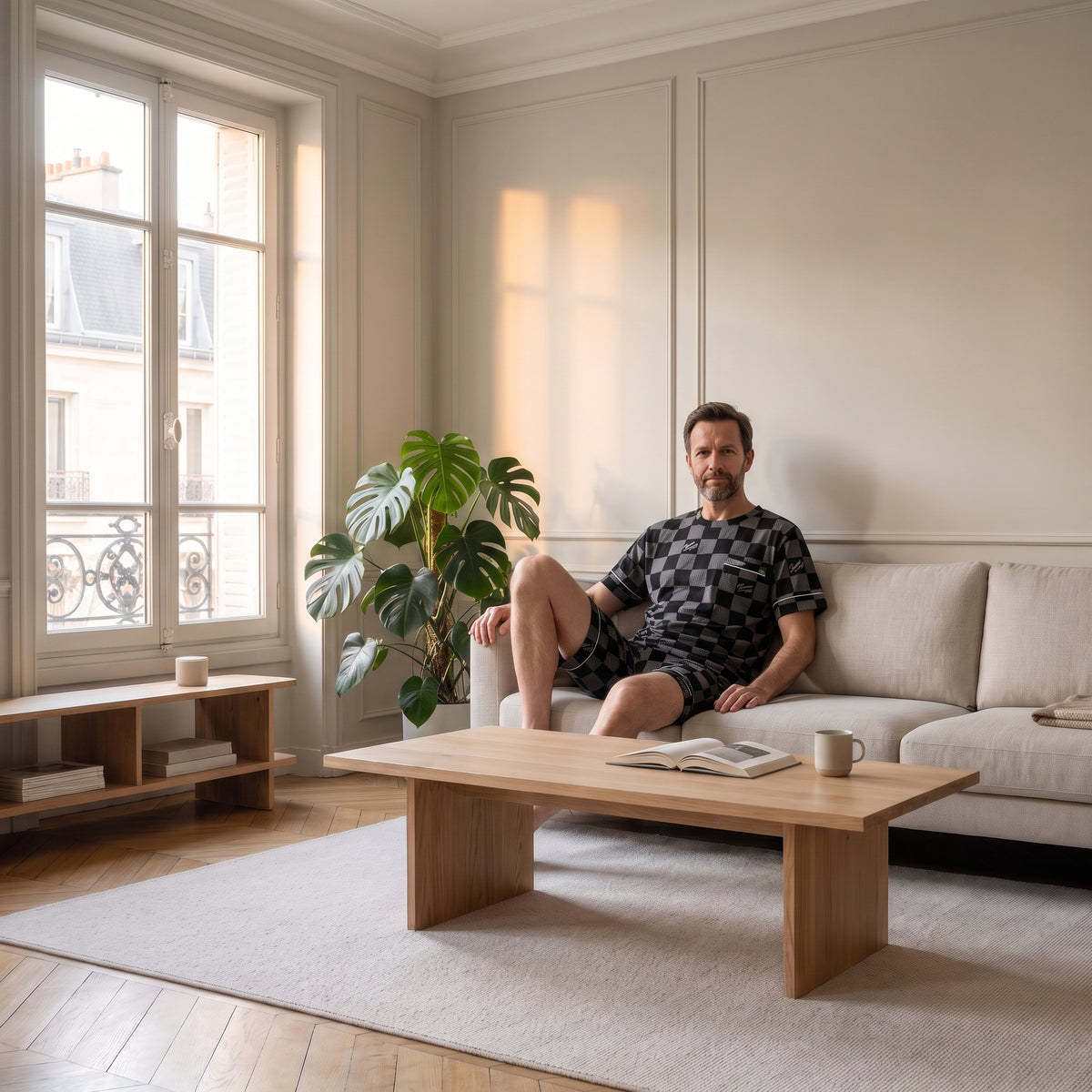 Mannequin Cocooning portant le pyjama homme, modèle Damier noir et gris
