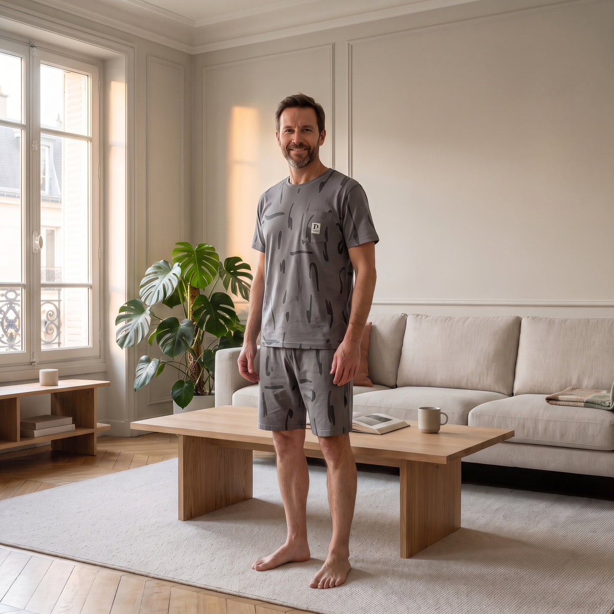 Mannequin Cocooning portant le pyjama homme, modèle Gris à imprimé abstrait
