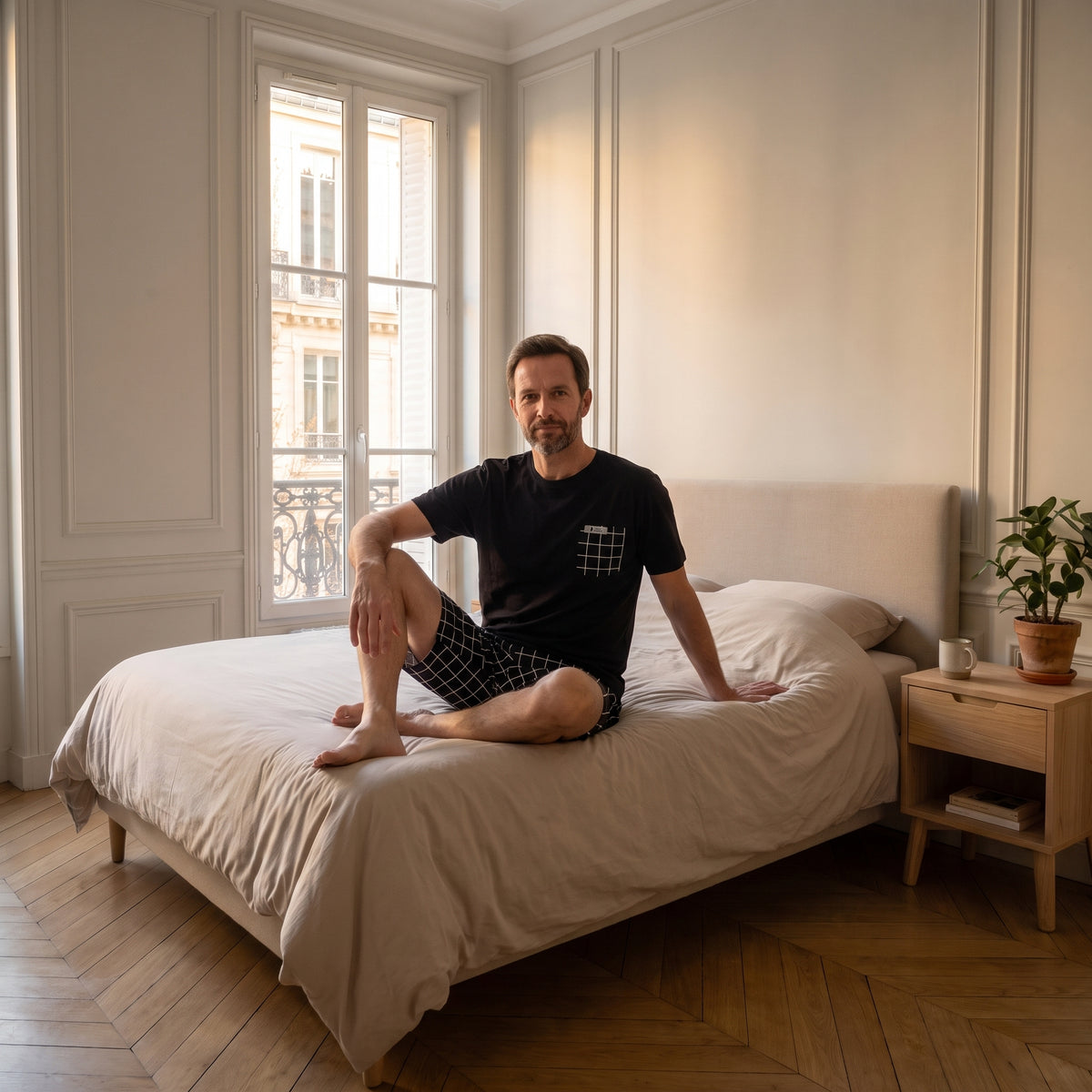Mannequin Cocooning portant le pyjama homme, modèle Noir quadrillage blanc