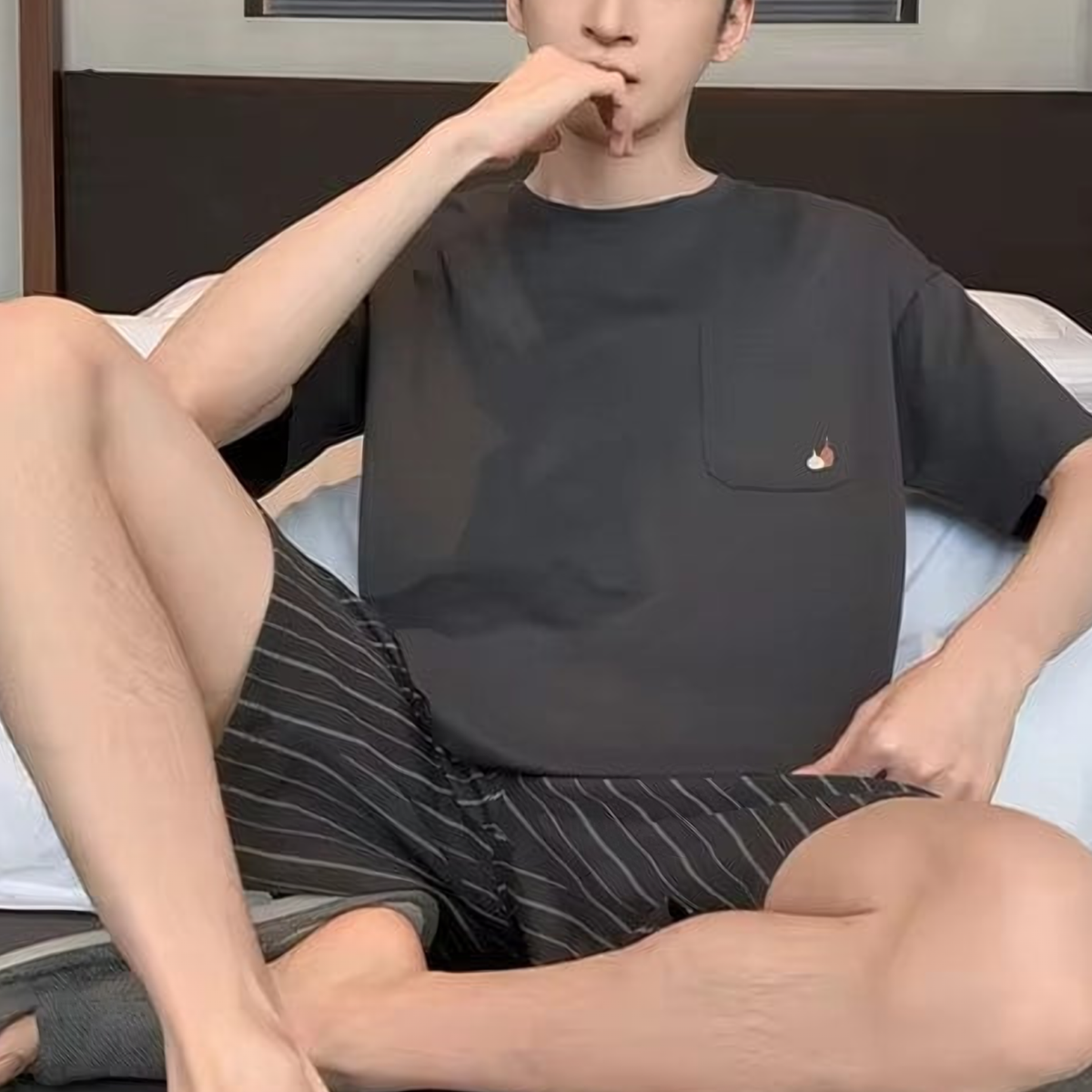 Détail réel du pyjama d'été homme gris aux détails discrets, Gris charbon rayé bordeaux Image