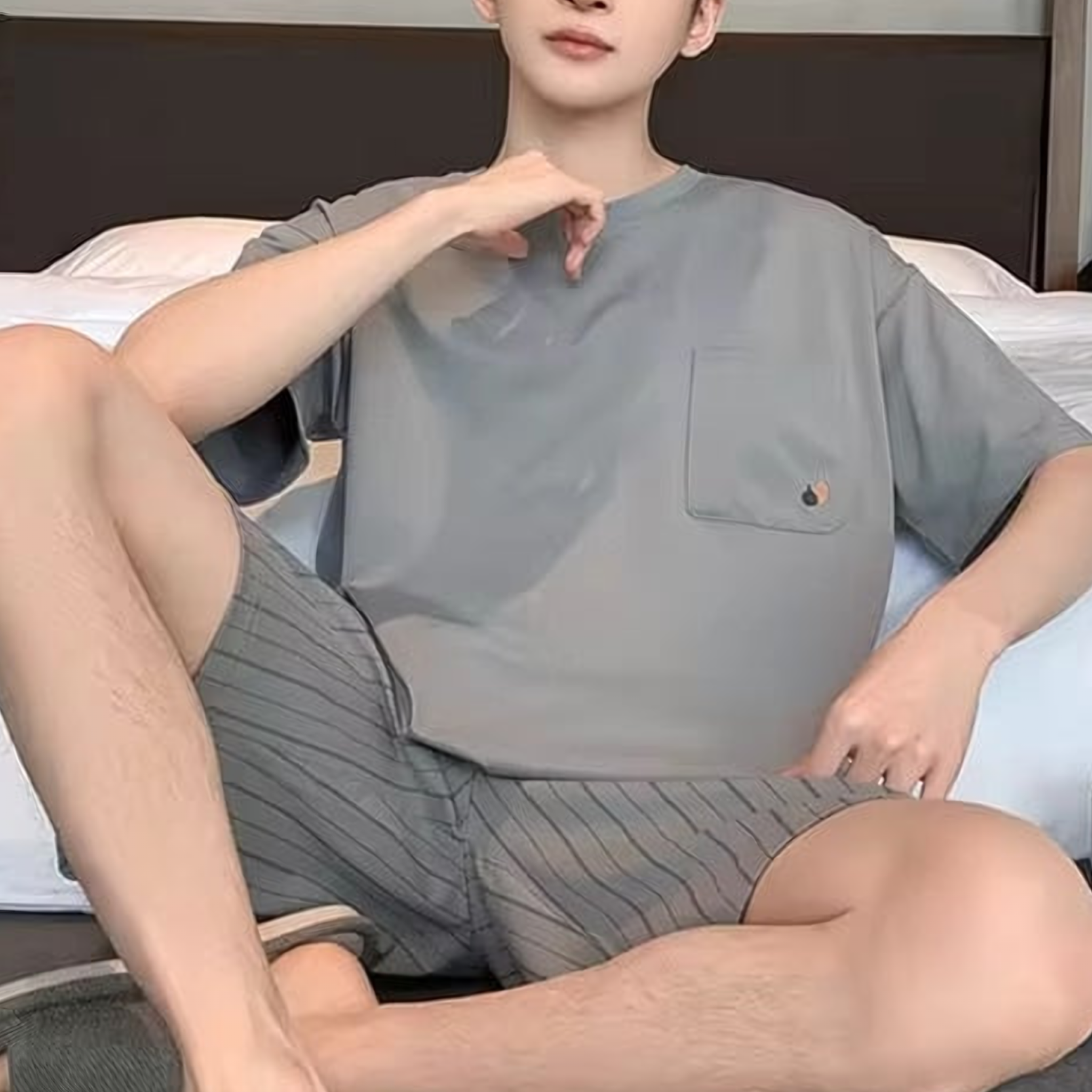 Détail réel du pyjama d'été homme gris aux détails discrets, Gris clair à fines rayures Image