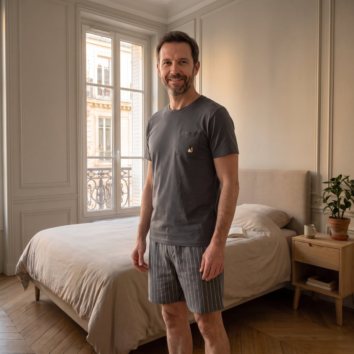 Modèle Cocooning portant le pyjama d'été homme gris charbon, ensemble complet