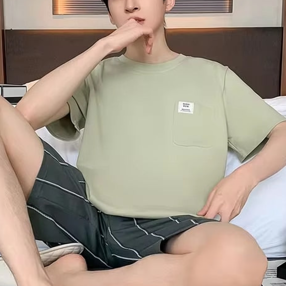 Détail réel du pyjashort homme vert et beige à motifs nature, Vert amande à rayures Image