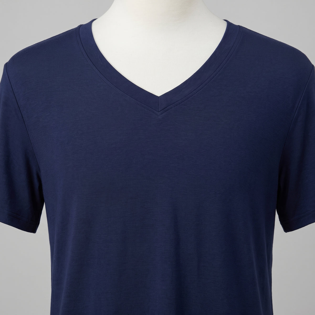 Col en V bordé d'une bande de maille du pyjama d'été en viscose bleu marine Image