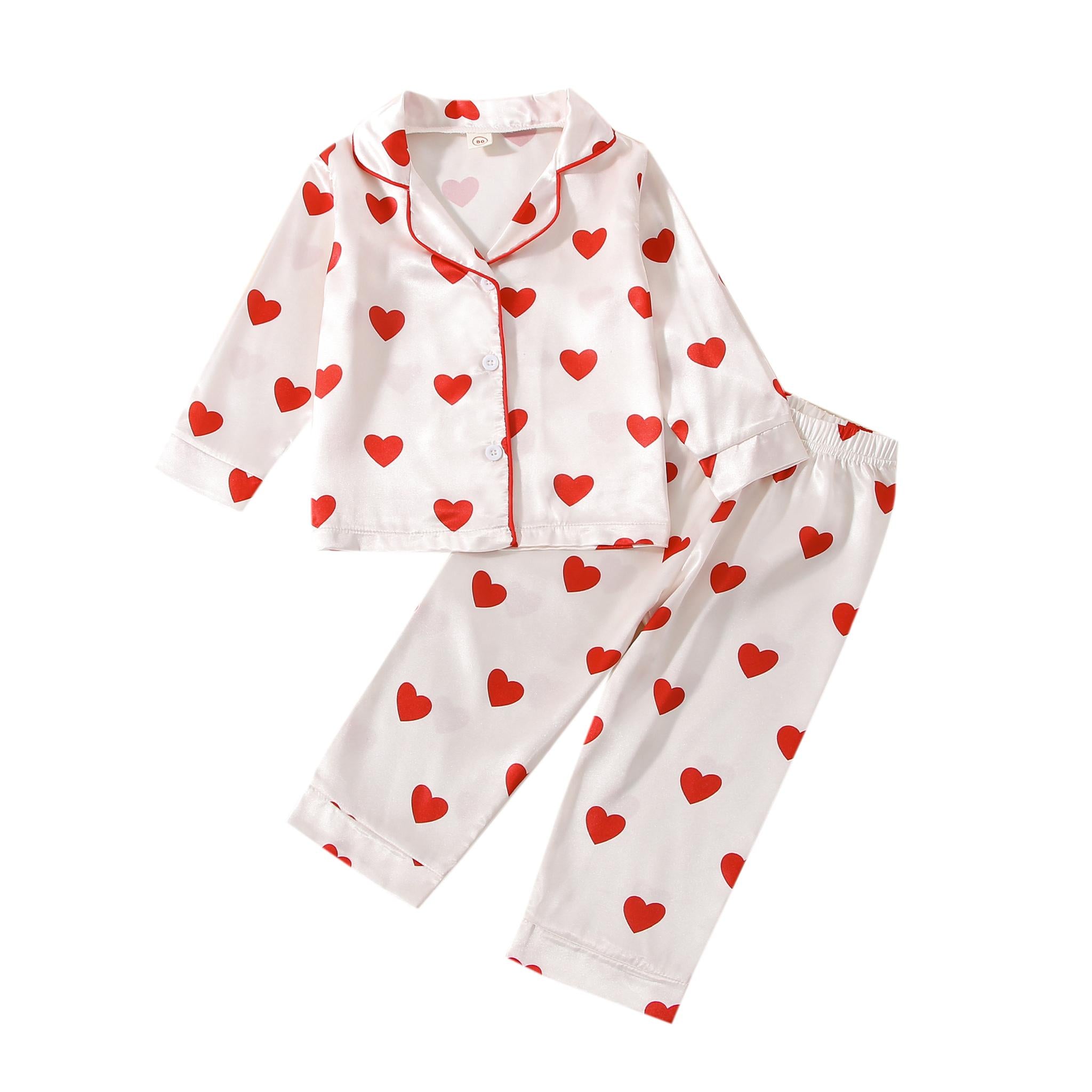 Pyjama en satin à imprimé cœurs, vue rapprochée sur fond blanc Image