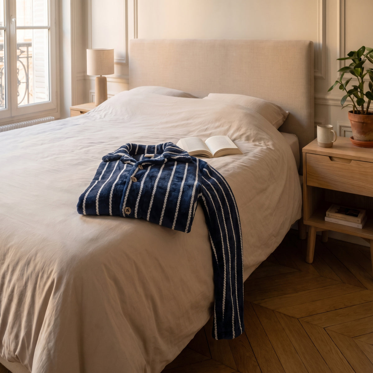 Veste de pyjama en flanelle rayée pliée sur un lit Image