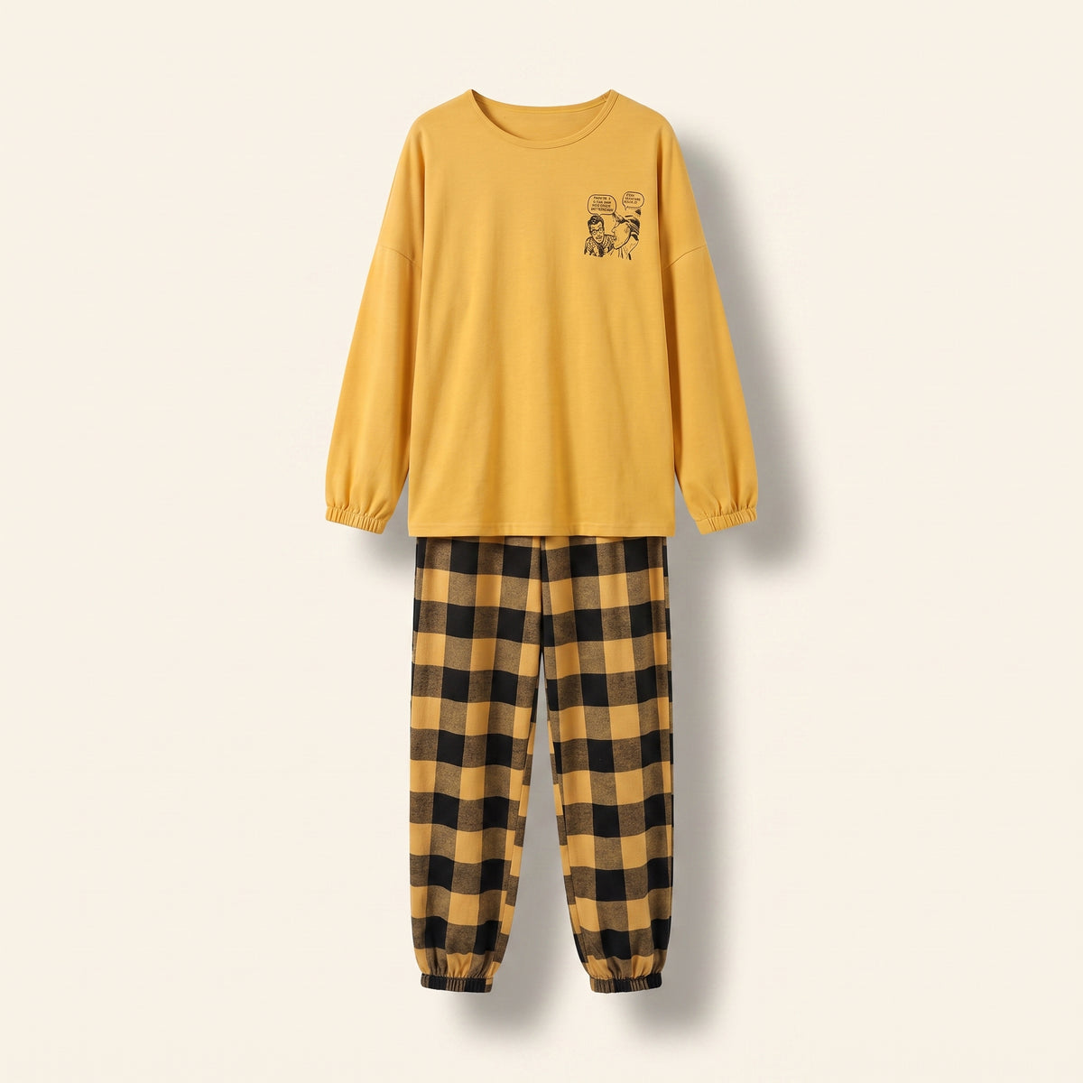 Haut et pantalon du pyjama jaune présentés ensemble sur mannequin invisible Image