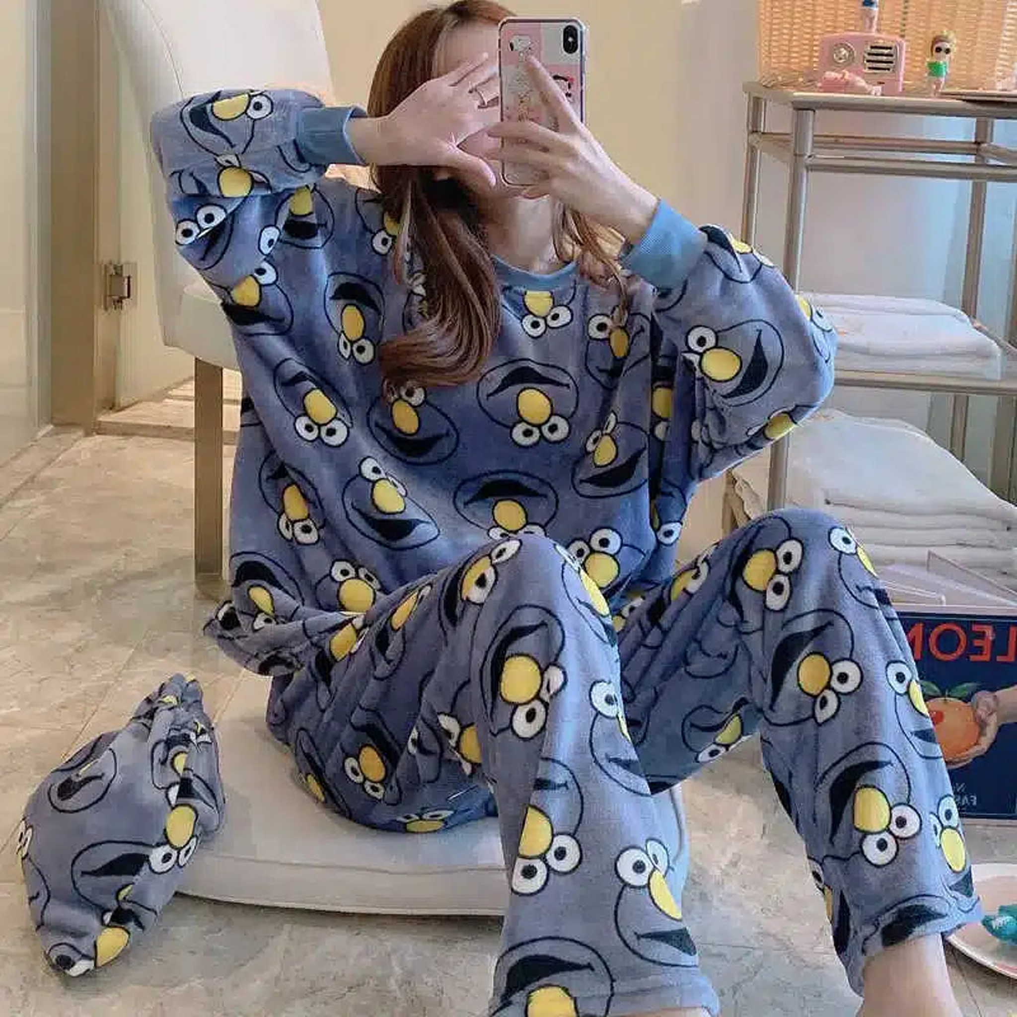 Femme portant le pyjama bleu gris à motifs de lunes Image