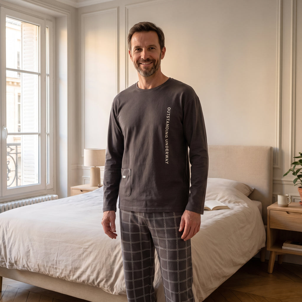 Homme portant le pyjama anthracite avec pantalon gris à carreaux