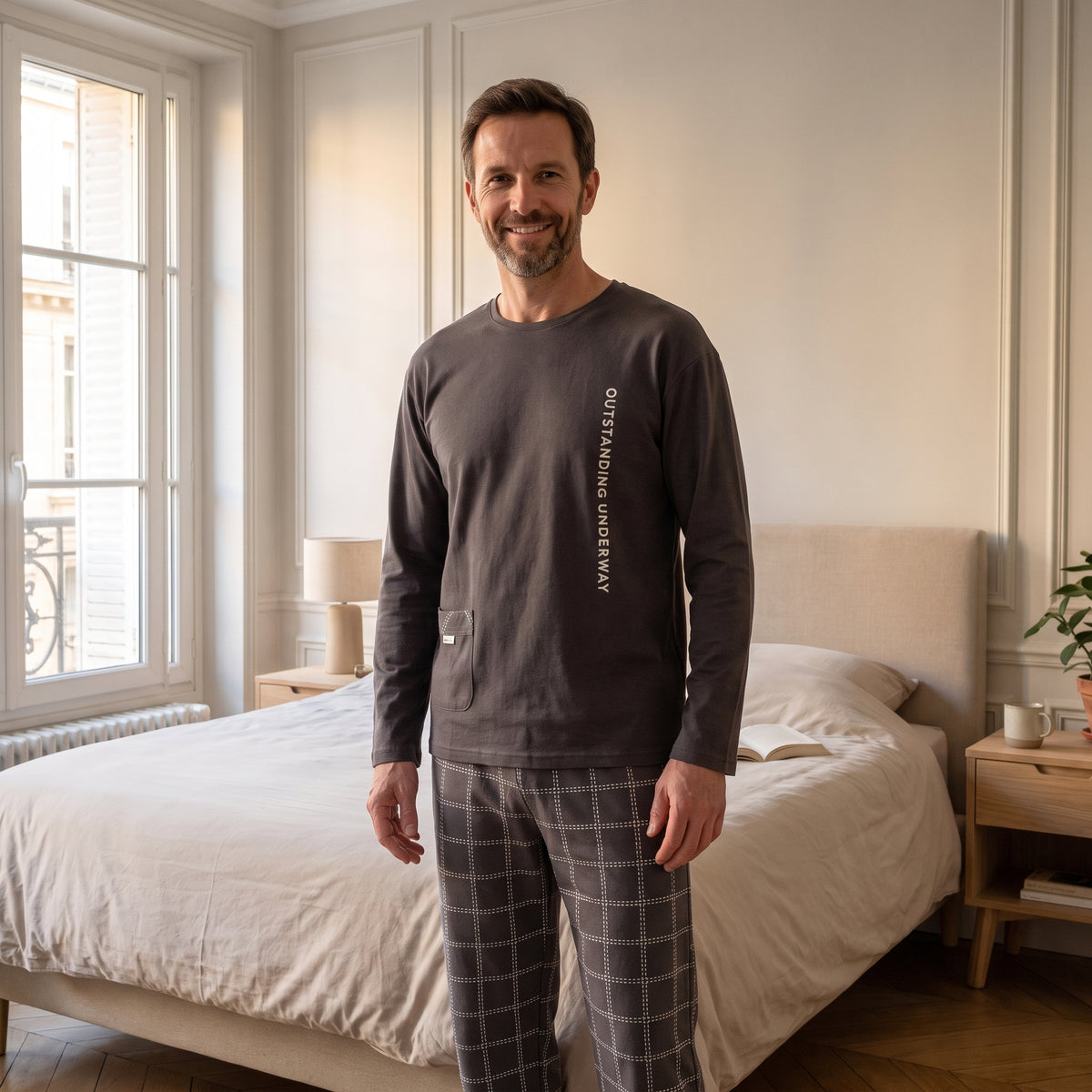 Homme portant le pyjama anthracite avec pantalon gris à carreaux