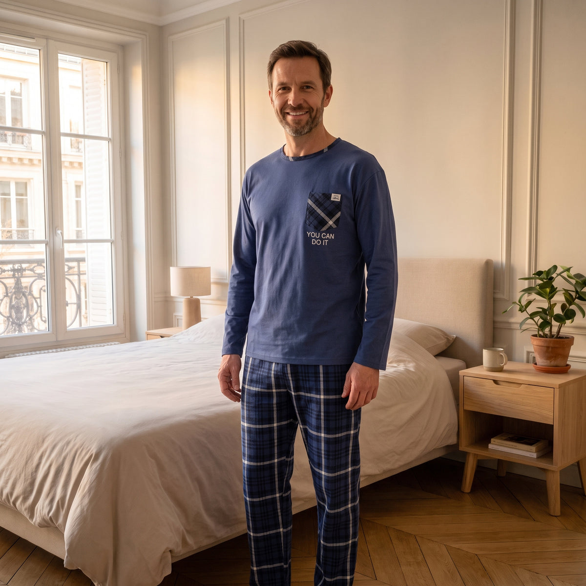 Homme portant le pyjama bleu marine à inscription avec pantalon à carreaux