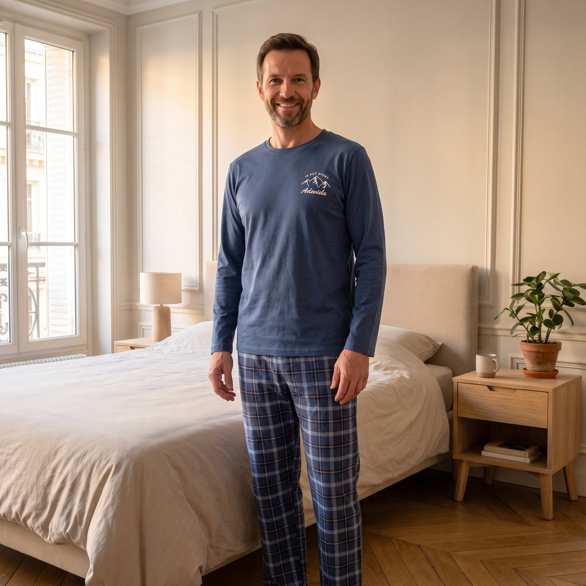 Homme portant le pyjama bleu marine avec pantalon bleu à carreaux