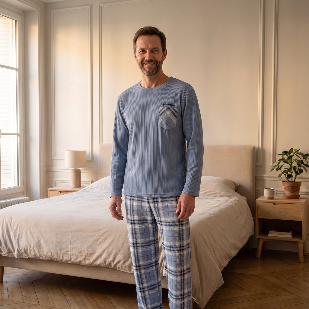 Homme portant le pyjama bleu rayé avec pantalon bleu clair à carreaux