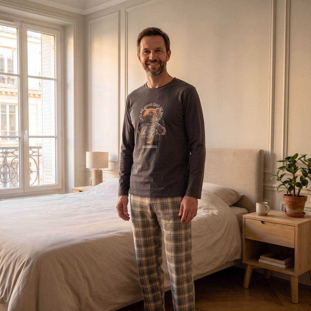 Homme portant le pyjama marron à motif ourson avec pantalon à carreaux