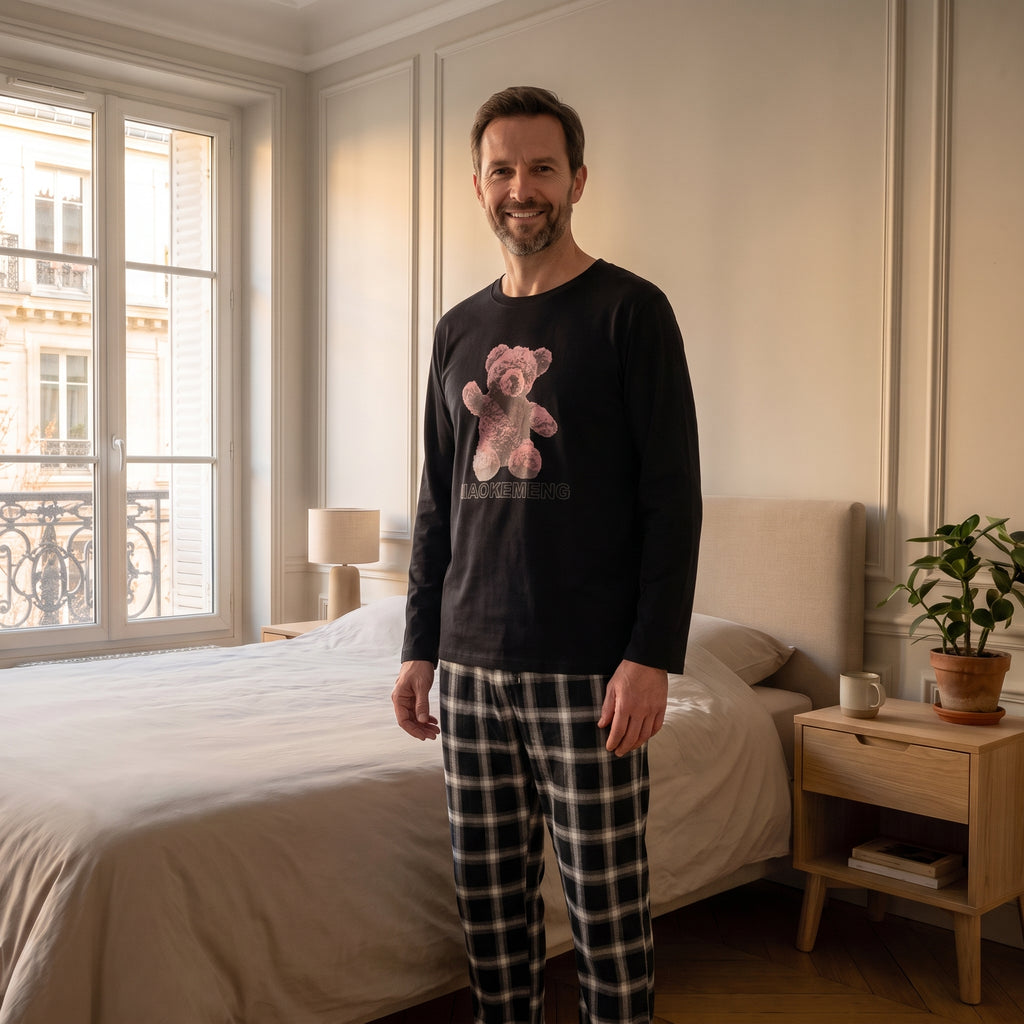 Homme portant le pyjama noir à motif ourson avec pantalon à carreaux