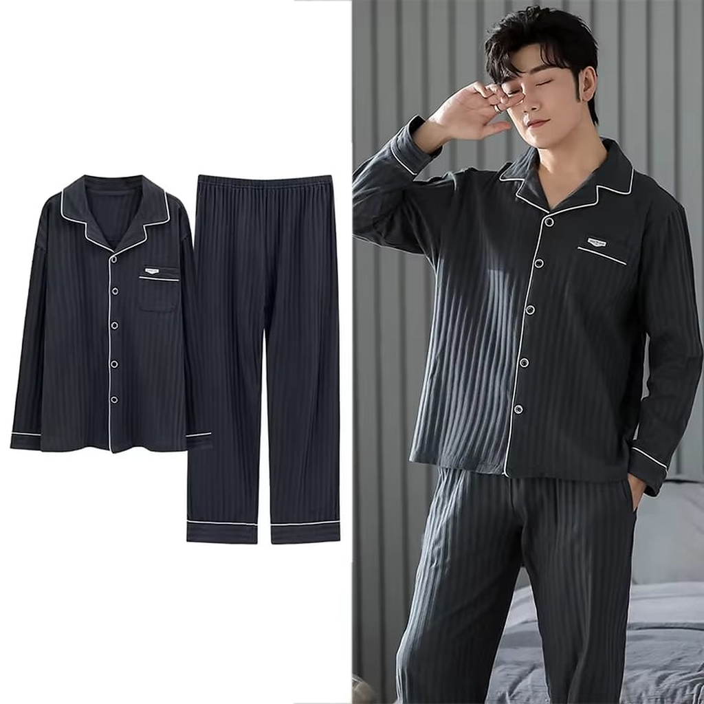 Pyjama homme noir effet rayé sur fond blanc et une photo d'un homme qui porte ce pyjama, une main dans la poche en se frottant un oeil.