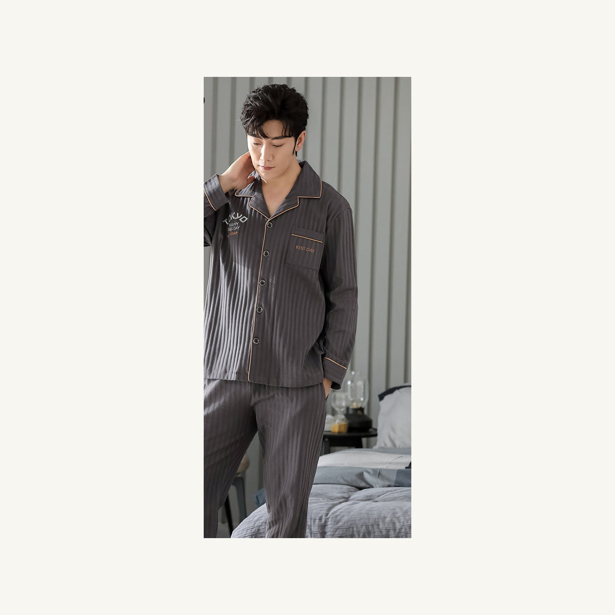 Pyjama homme gris rayé porté dans une chambre Image