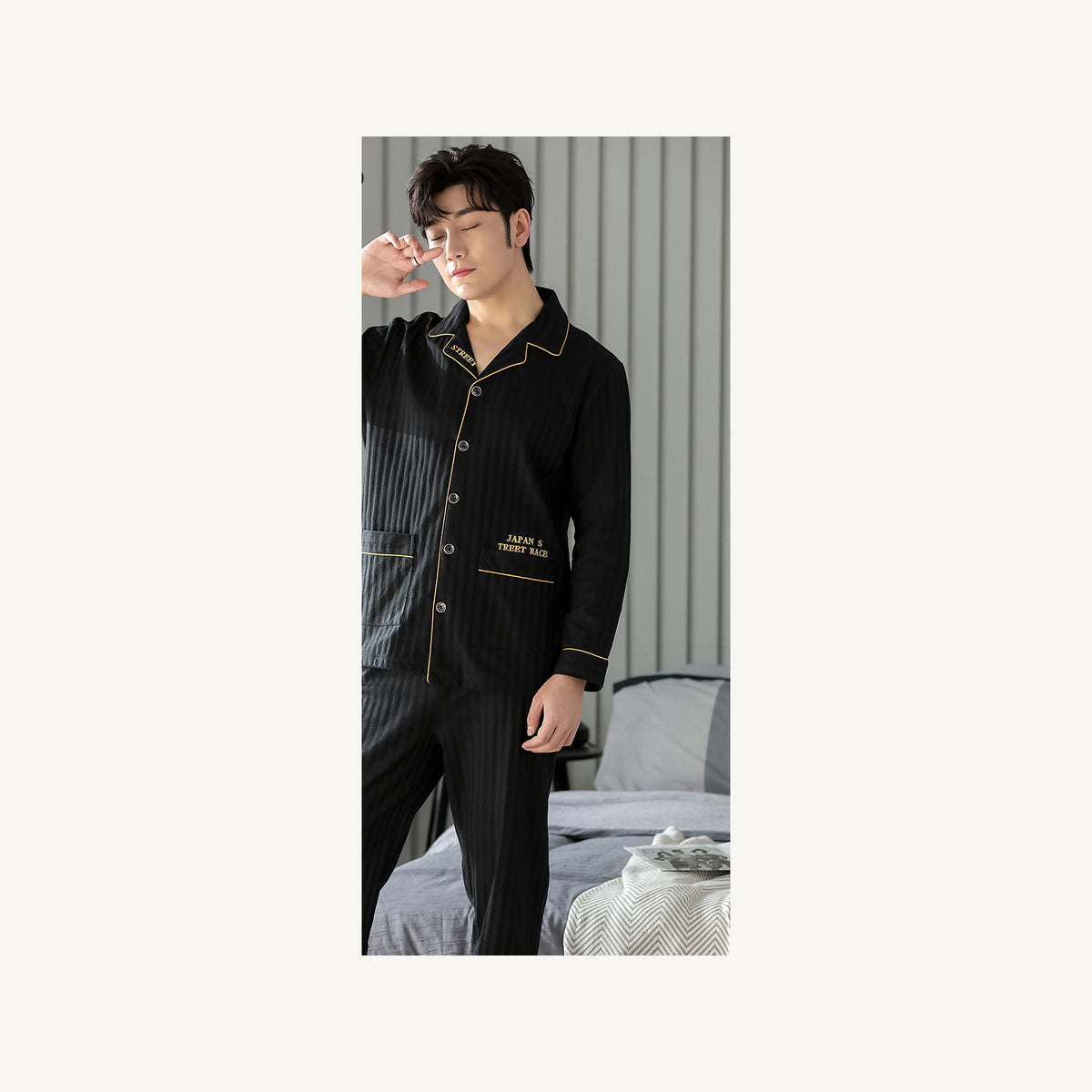 Pyjama homme noir rayé porté dans une chambre Image